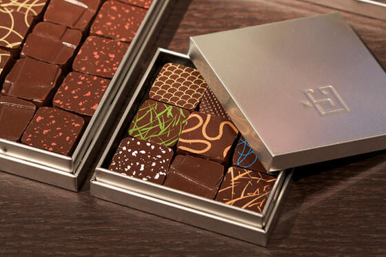 Les coudes sur la table