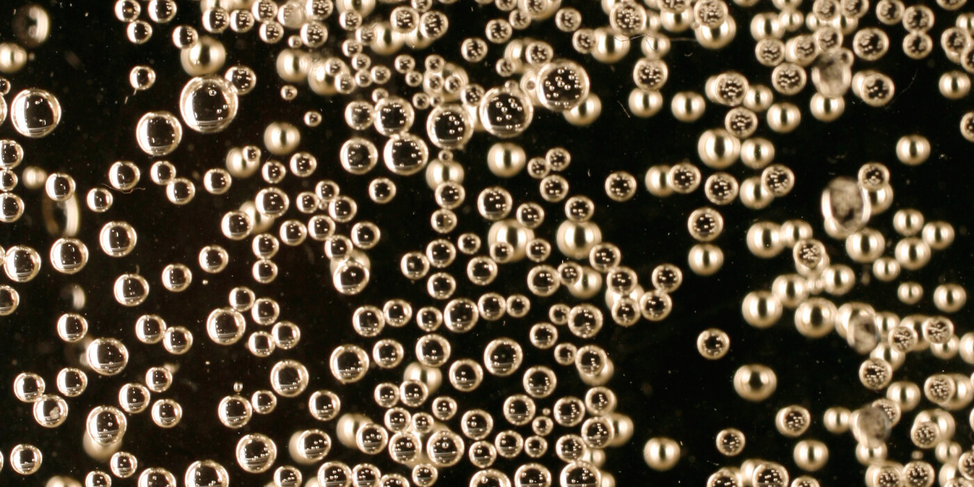 Les coudes sur la table